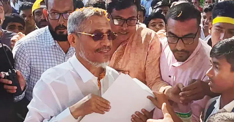 নেতাকর্মীদের মধ্যে লিফটলেট বিতরণ ও কুশল বিনিময় করছেন বাবর